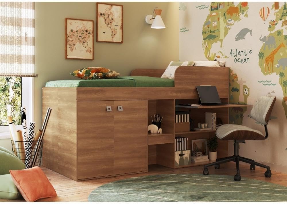 Quarto infantil com uma cama e uma mesa, decorado de forma lúdica, refletindo um ambiente acolhedor e divertido.